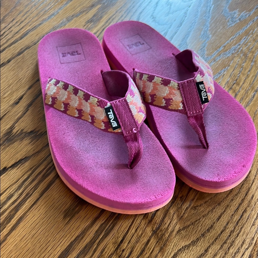 Teva kids size 4 Vibrant Pink Flip Flops with Patterned Straps